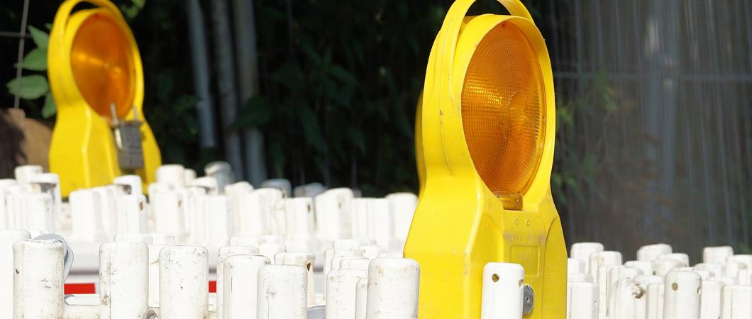 Im Bereich der der „schwimmend“ gegründeten Uferpromenade mit dem Platz am Stadthafen haben Bewegungen im Baugrund in Kombination mit stark schwankenden Grundwasserständen zu Verformungen, Längsrissen und Einbrüchen an dort befindlichen Abwasserleitungen