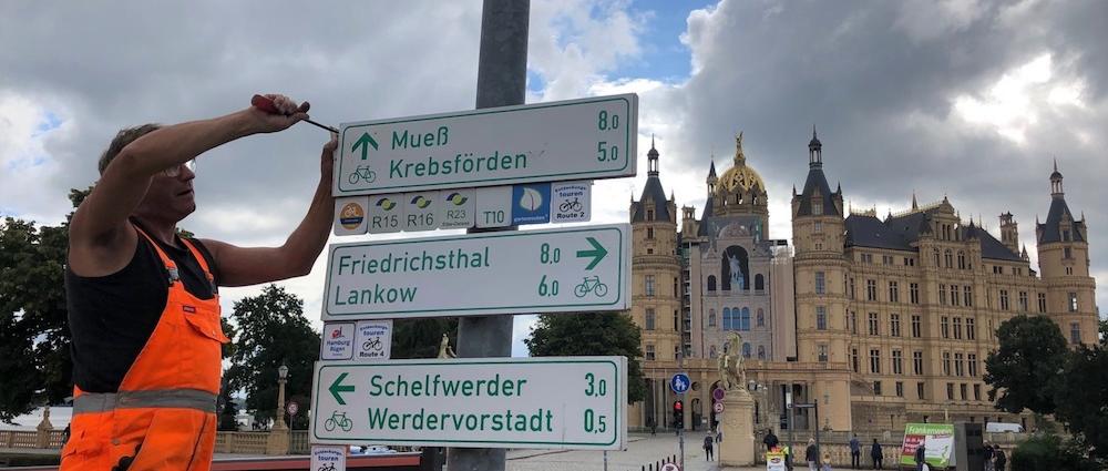 Die vier neu ausgearbeiteten „Entdeckungstouren“ durch Schwerin und Umgebung werden zurzeit durch die Mitarbeiter der SDS Schwerin ausgeschildert.