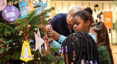 Neugierig begutachten erste Passanten die Kärtchen am Weihnachtsbaum im Erdgeschoss des Schlosspark-Centers. Es sind die liebevoll geschriebenen Wunschzettel zahlreicher Kinder, die auf ein kleines Weihnachtswunder hoffen.