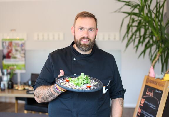 Vom 28. bis 30. Juli 2023 verwandelt sich der malerische Schlossgarten der Landeshauptstadt erneut in das größte Open-Air-Restaurant der Stadt.