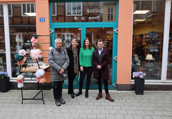 Fachdienstleiter Stadtentwicklung und Wirtschaft Andreas Thiele, Centermanagerin Schweriner Höfe Doreen Hopp und Citymanager Stefan Purtz (v.l.n.r.) werden von Luise Gronostey durch den neuen Woll- und Kreativladen geführt