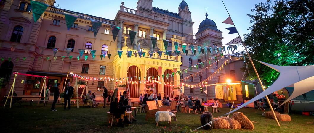 Der Kunstrasen, der 2022 erfolgreich zu Beginn der neuen Intendanz am Mecklenburgischen Staatstheaters ins Leben gerufen wurde, findet dieses Jahr im Sommer statt.