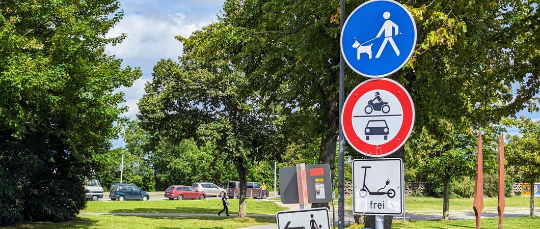 An beliebten „Gassirunden“ wie dem Pfaffenteich wurden Hinweisschilder zum Leinenzwang angebracht, Foto: maxpress