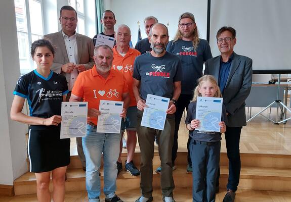 Stadtpräsident Sebastian Ehlers und Verkehrsdezernent Bernd Nottebaum zeichneten die Siegerinnen und Sieger des Stadtradelns aus, Foto: LHS/ Ulrike Liebenau