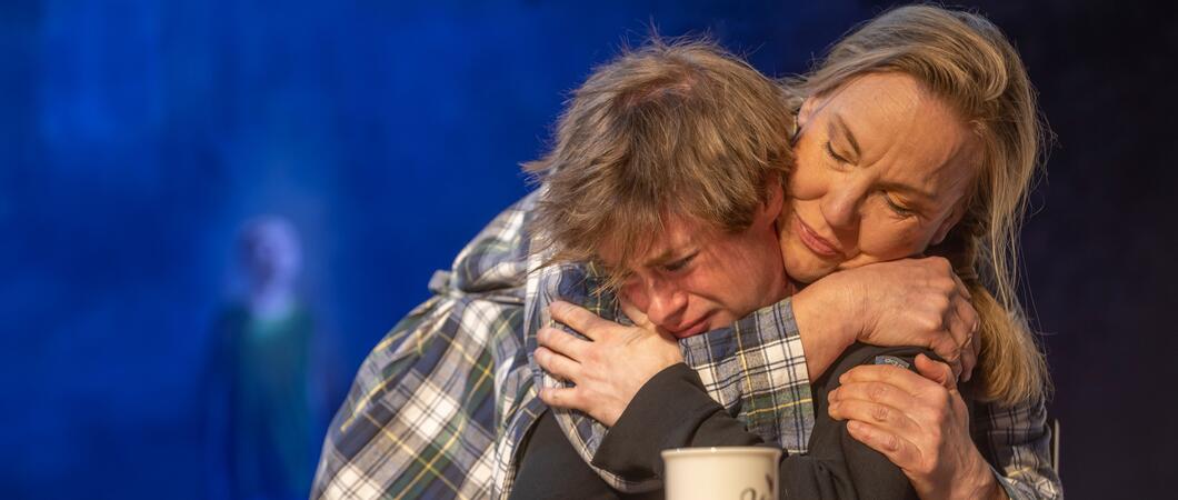 Mit dem Ensemble der Fritz-Reuter-Bühne nähert sich Hausregisseurin Adelheid Müther in „De Söhn“ behutsam der familiären Situation rund um einen depressiv erkrankten Jugendlichen, Foto: Silke Winkler
