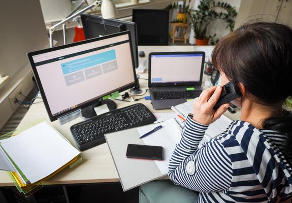 Eine Frau liegt am Boden, krümmt sich vor Schmerzen und ihre Kinder stehen daneben. Die Mutter wurde Opfer häuslicher Gewalt. Ob sie danach Unterstützung und Beratung erhalten wird, ist unsicherer denn je – obwohl sie jetzt und schnell Sicherheit benötigt