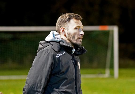 Stefan Lau wird auch in den nächsten beiden Spielzeiten Cheftrainer und sportlicher Leiter des FC Mecklenburg Schwerin sein.