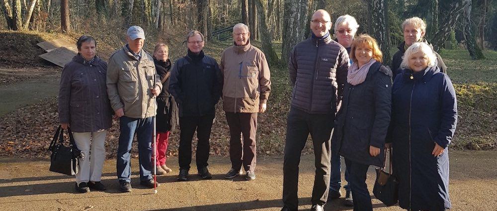 Beschäftige des Eigenbetriebs SDS, Mitglieder des Werkausschusses sowie des Behindertenbeirats kamen zur gemeinsamen Friedhofsbegehung zusammen