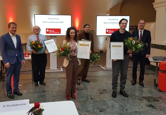 Vier Schweriner Kulturschaffende erhalten den Kunst- und Kulturpreis 2021, der von der Stiftung Sparkasse Mecklenburg-Schwerin in Kooperation mit der Landeshauptstadt Schwerin verliehen wird