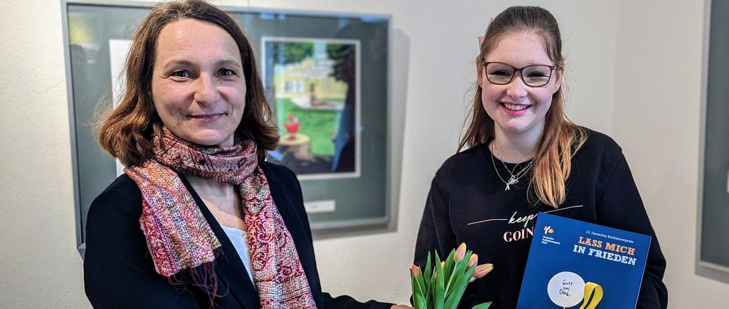 Dörte Ahrens (links) übergibt Jessica Thormann das Überraschungsgeschenk für die 1111. Besucherin, Foto: Landeshauptstadt Schwerin