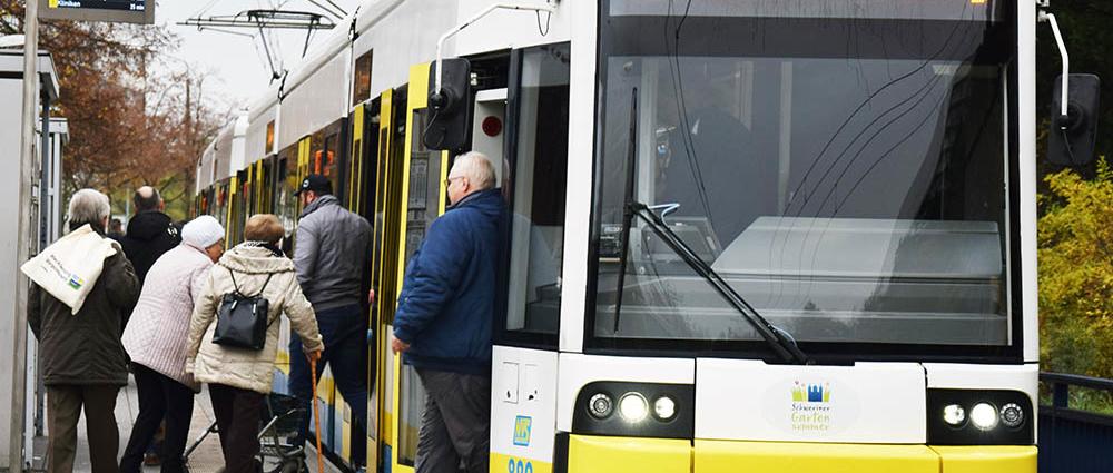 Pünktlicher Fahrgastwechsel in der Straßenbahn