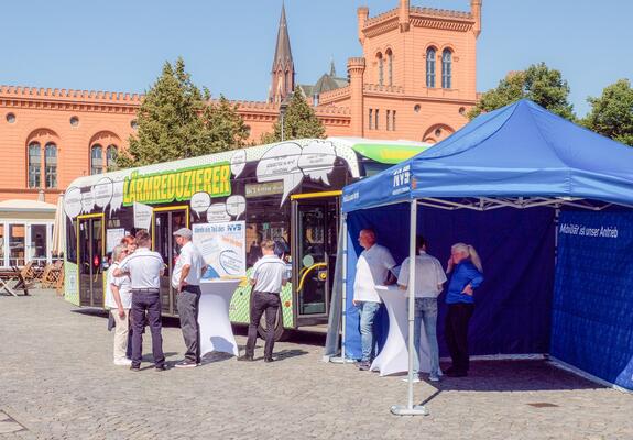 Der Nahverkehr sucht qualifizierte Mitarbeitende und lud am 8. Juli zum Jobtalk am Südufer des Pfaffenteichs – mit Elektrobus, Pavillon und jeder Menge Infomaterial.