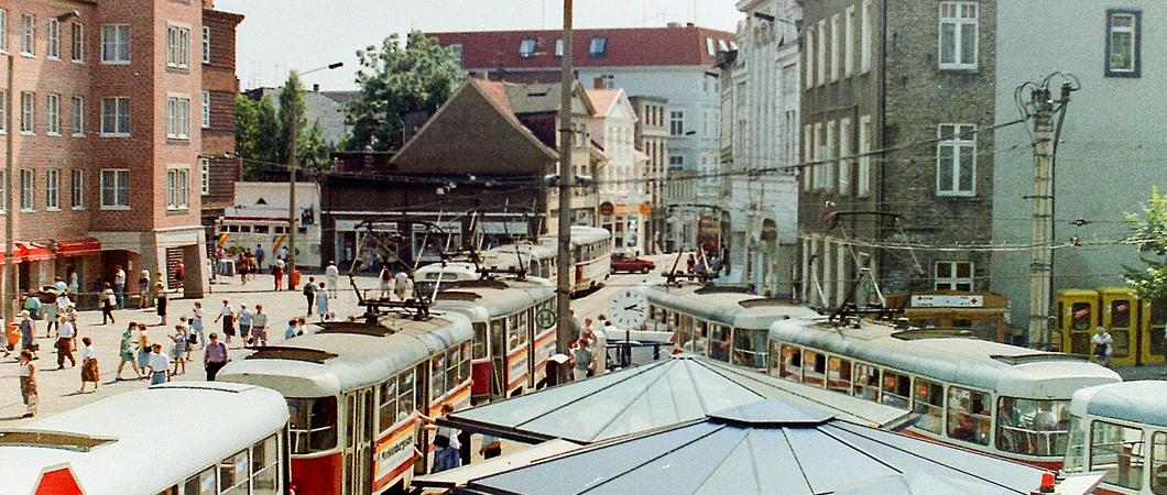 Mobile Reklame gehört in Schwerin seit jeher zum Stadtbild. Schon in ihren Anfangsjahren ab 1946 ratterten Straßenbahnen mit Werbung über die Schienen. Zu DDR-Zeiten setzten sie positive Signale für die in Schwerin produzierenden Kombinate.
