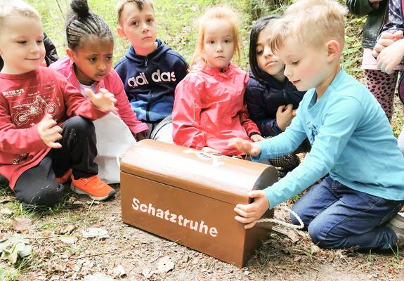 „Da lang“ – die vierjährige Martha läuft mit der handgezeichneten Karte los, die anderen Kinder der Kita „Waldgeister“ folgen. Es gilt, einen Schatz zu finden. Großes Aufsehen erregen auch die Zirkusproben der Kita „Future Kids“.
