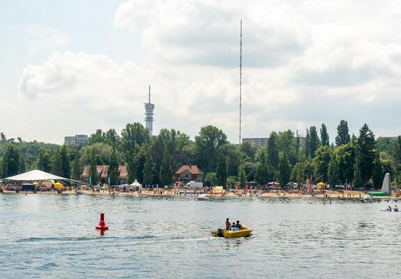 Viele Attraktionen gibt es für die Besucher beim Insel- und Strandfest. Fotos: maxpress, Stadtwerke, Google Maps