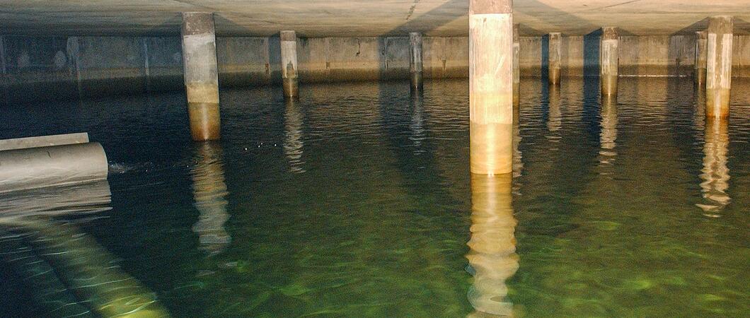 Acht Behälter mit reinem Trinkwasser | Foto: SAE