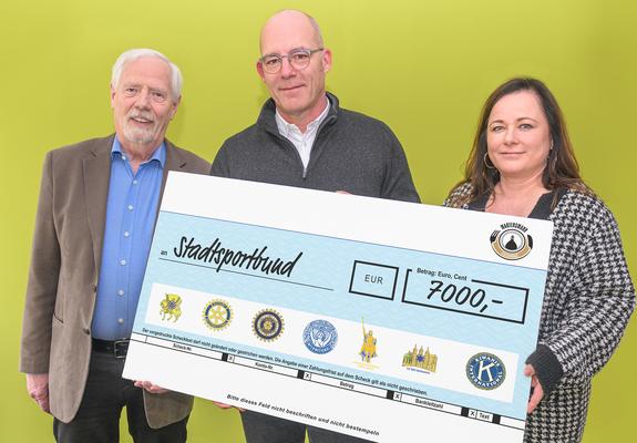 Babette Herrmann (r.) und Wulf Kawan (l.) vom Organisationsteam des Martensmann-Festschmauses überreichten die SPenden an Dirk Pollakowski vom Stadtsportbund Schwerin, Foto: maxpress