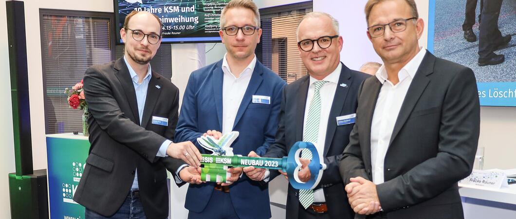 Symbolische Schlüsselübergabe des Erweiterungsbaus mit dem Betriebs-/Personalrat sowie dem Ingenieurbüro Kämmerer
