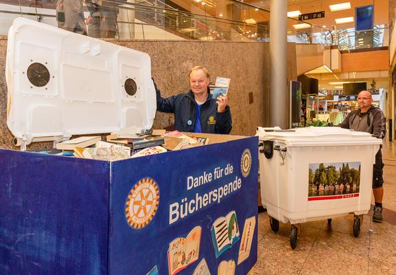 Der Rotary Club, der Inner Wheel Club und die Jugendorganisation Rotaract aus Schwerin führen in diesem Jahr wieder im Schlosspark-Center ihren Bücherbasar durch.