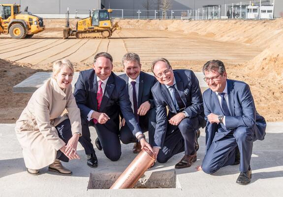 Mit der Grundsteinlegung für „Schwerin 2“ startet Ypsomed den Ausbau seines Produktionsstandortes. Das Unternehmen investiert mehr als eine halbe Milliarde Euro und schafft hunderte neue Arbeitsplätze.