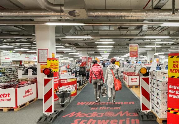 Schnäppchenjäger können sich wieder einmal die Hände reiben: Bereits seit dem 17. Oktober läuft ein großer Rausverkauf im MediaMarkt Schwerin im Schlosspark-Center mit jeder Menge Abräumangebote. Hintergrund ist der Umbau des kompletten Marktes.