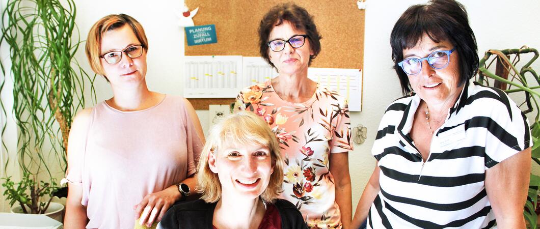 Dana Naujokat (v.l.), Astrid Paschiller, Ena Marx und Antje Doliff informieren und unterstützen Anfragende in allen Bereichen des Netzwerks für Menschen, Foto: Netzwerk für Menschen