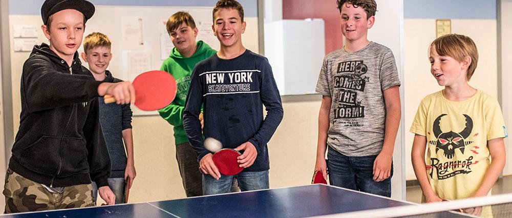 Lust auf Spaß, Bewegung und ein kleines Match mit den Freunden? In der großen Pause ist an der Tischtennisplatte immer viel los
