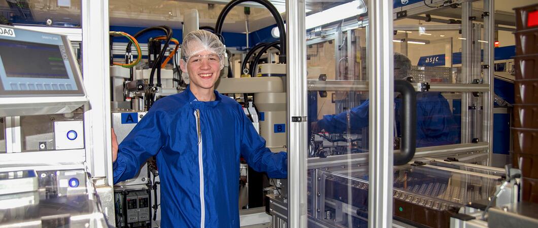 Auszubildende zum Maschinen- und Anlagenführer übernehmen Verantwortung in der vollautomatischen Produktion von Injektions- und Infusionssystemen.