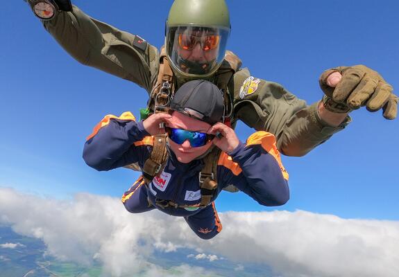 Mit Höhenangst 4.000 Meter über dem Boden aus einem Flugzeug springen oder trotz Tränen allen Mut zusammennehmen und den Sprung wagen: Babette Herrmann und Anja Gyra überwanden ihre Ängste und erlebten ein atemberaubendes Abenteuer.