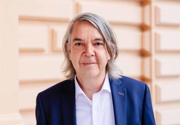 Hans-Georg Wegner, Generalintendant des Mecklenburgischen Staatstheaters, freut sich auf die neue Spielstätte auf dem Großen Dreesch und deren feierliche Eröffnung, Foto: Philip Frowein