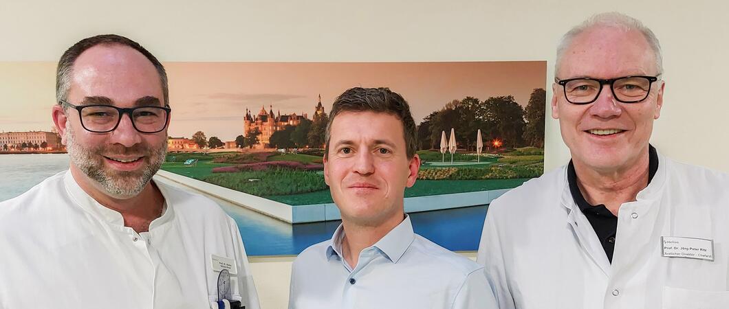 Prof. Jörg-Peter Ritz (r.) und Prof. Stefan Schulz-Drost (l.) begrüßen Dr. Martin Heinrich (m.)in der Runde der Chefärzte am Schweriner Krankenhaus