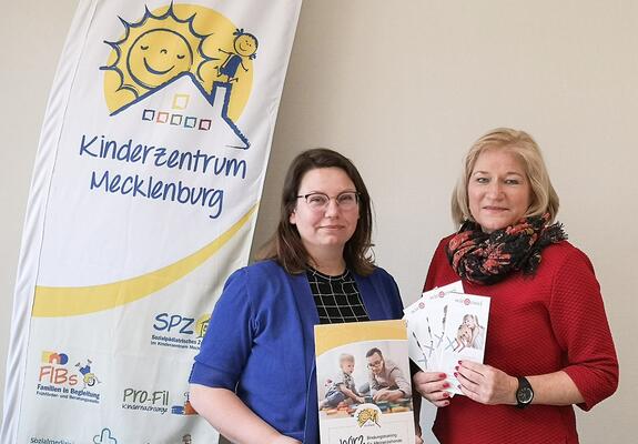 Im September führen die zwei Trainerinnen Ina de Groot (l.) und Jutta Plötz (r.) den fünften Kurs des Bindungstrainings durch, Foto: Kinderzentrum Mecklenburg
