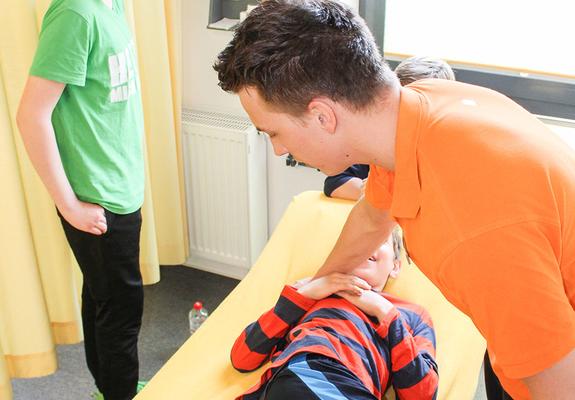 Auch Schülern macht er den Beruf des Physiotherapeuten schmackhaft