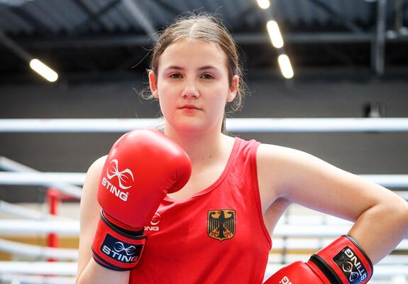 Trotz ihres jungen Alters ist Penelope Grochau schon viele Jahre Boxerin. Beim BC Traktor Schwerin machte sich die Sportlerin bereits überregional einen Namen und hat im Sommer Bronze bei der U17-Europameisterschaft gewonnen.