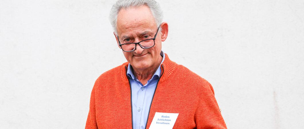 Wenn die Hecke zu hoch ist, Äste des Nachbarn an die Fenster des eigenen Hauses schlagen oder die Party des jungen Paares in einer Mehrfamilienhauswohnung kein Ende findet, kann es Anlass für Streit geben.