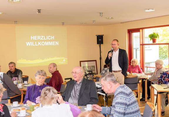 Die WGS wollte es wissen und verteilte Fragebögen, um herauszufinden, was für die Bewohner besonders wichtig ist. Das Ergebnis der Befragung wurde Mitte Oktober gemeinsam mit dem Servicepartner Comtact bei Kaffee und Kuchen präsentiert