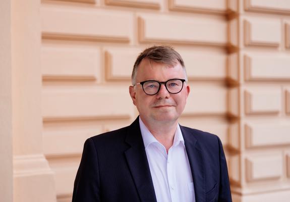 Christian Schwandt, der Kaufmännische Geschäftsführer des Mecklenburgischen Staatstheater, bedauert die Absage des Theaterballs, Foto: Philip Frowein