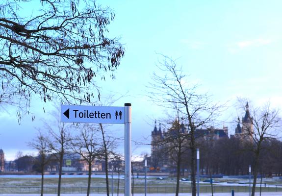 Die Stadtverwaltung hat dem Hauptausschuss der Stadtvertretung heute ein neues Konzept für die Bewirtschaftung der öffentlichen Toiletten in Schwerin vorgestellt. Es beinhaltet ein Standortkonzept mit wichtigen Neubau- und Sanierungsmaßnahmen
