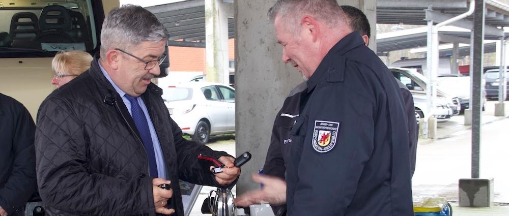 Innenminster Lorenz Caffier übergibt den Schlüssel für ein neues Katastrophenschutzfahrzeug