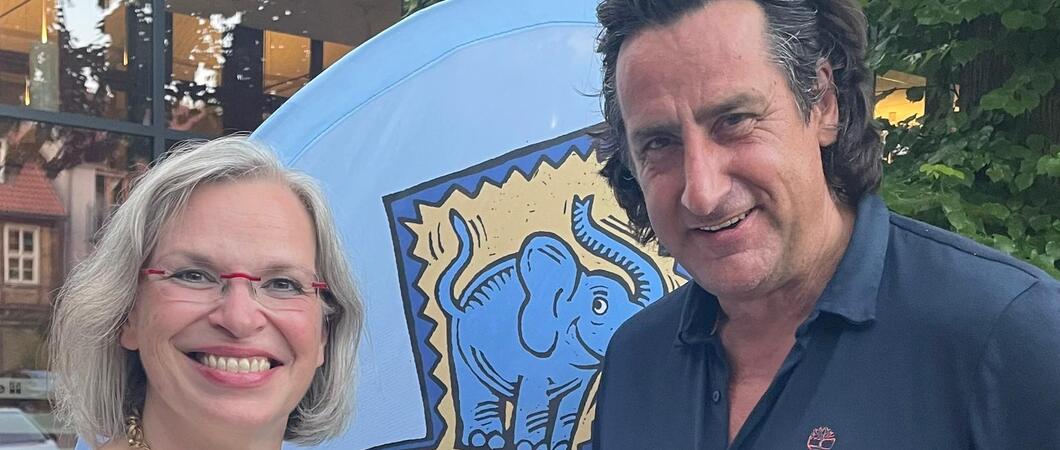 Die Vorsitzende des Kinderschutzbundes Schwerin, Dörthe Graner-Helmecke, begrüßte den Olympiasieger Christian Schenk zum Benefizessen.