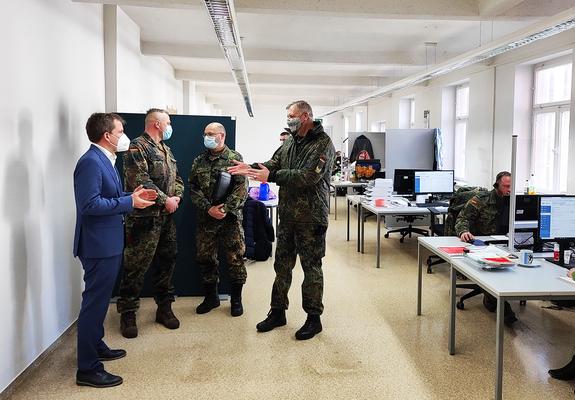 Brigadegeneral Kurczyk und Oberstleutnant Raschke besuchten am 8. März gemeinsam mit Oberbürgermeister Rico Badenschier Soldatinnen und Soldaten vom Versorgungsbataillon 142 aus Hagenow im Perzinahaus in der Wismarschen Straße.