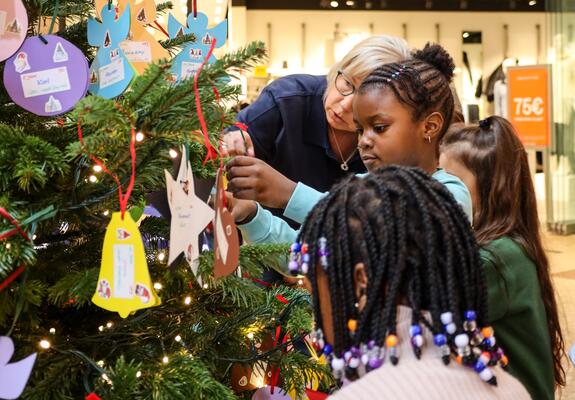 Neugierig begutachten erste Passanten die Kärtchen am Weihnachtsbaum im Erdgeschoss des Schlosspark-Centers. Es sind die liebevoll geschriebenen Wunschzettel zahlreicher Kinder, die auf ein kleines Weihnachtswunder hoffen.