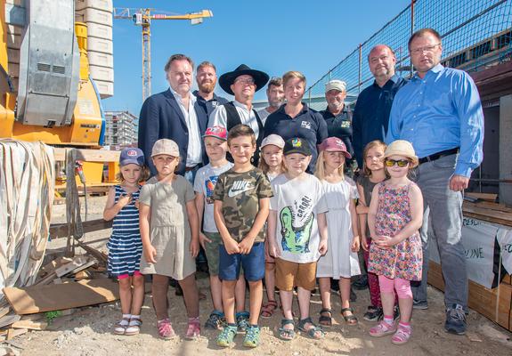 Jens Leupold (r.) und Tom Neugebauer (2.v.r) vom DRK-Kreisverband Schwerin, Architekt Jens-Peter Kasbohm (l.) sowie Mitarbeiter der Baufirma und die Kita-Kinder freuen sich über das Richtfest, Foto: maxpress