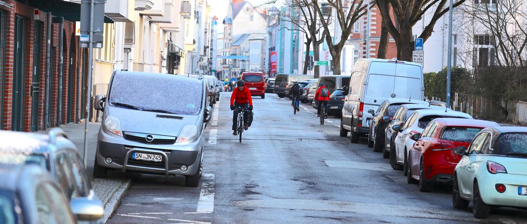 Das Verkehrsmanagement der Landeshauptstadt will die grundhafte Erneuerung der Mecklenburgstraße im Bereich der Anliegerstraße nutzen, um im Abschnitt zwischen Geschwister-Scholl-Straße und Graf-Schack-Allee die erste Fahrradstraße werden