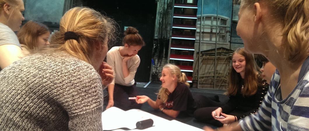 Junge Menschen in Schwerin können die erste Woche der Winterferien wieder im Theater verbringen. Die Theaterpädagogik des Mecklenburgischen Staatstheater lädt zum Ferienprojekt in Kooperation mit dem Alternativen Mädchen*Treff e. V. ein