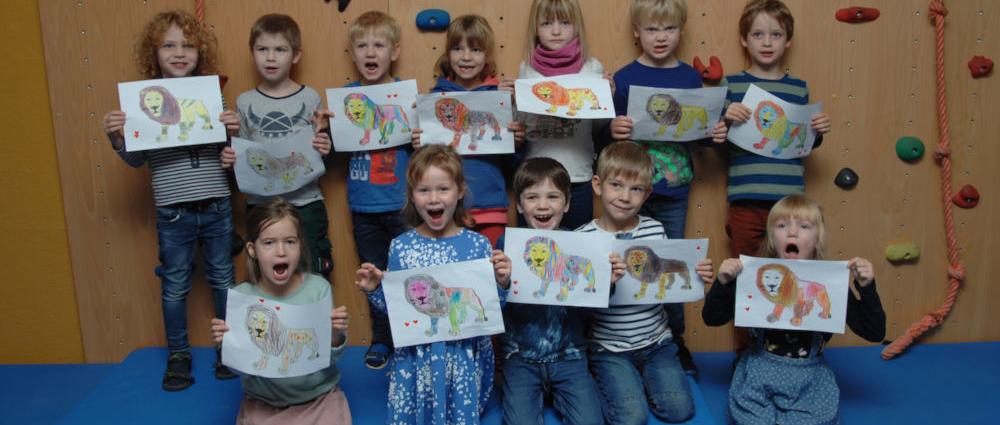 Löwengebrüll in der Kita Löwenzahn! Die Kinder haben eine Vorlage für eine Löwenplastik der „LEOmanie” des Schweriner Zoos gestaltet. Wettbewerbs-Sieger: Der sechsjährige Enno (vorne Mitte)