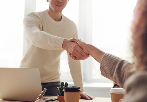 Eine Schiedsstelle hat die Aufgabe, Streitigkeiten zwischen Bürgerinnen und Bürgern untereinander oder auch mit Firmen, Vereinen oder sonstigen Einrichtungen zu schlichten, Foto: Pexels/fauxels