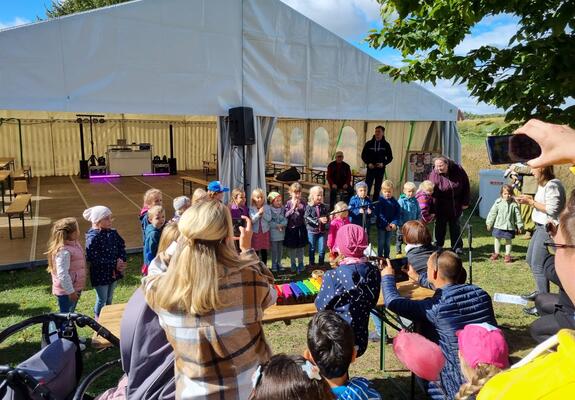 Beim Lärchenfest gibt es für Groß und Klein ein unterhaltsames Programm, Foto: Lärchenfest Schwerin