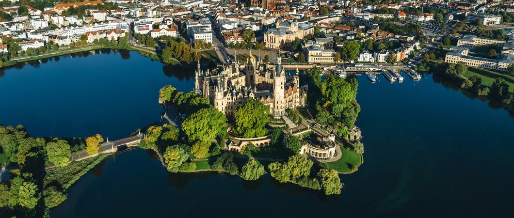 Schloss und Residenzensemble werden am Welterbetag durch Aktionen verschiedenster Schweriner Akteure erlebbar.
