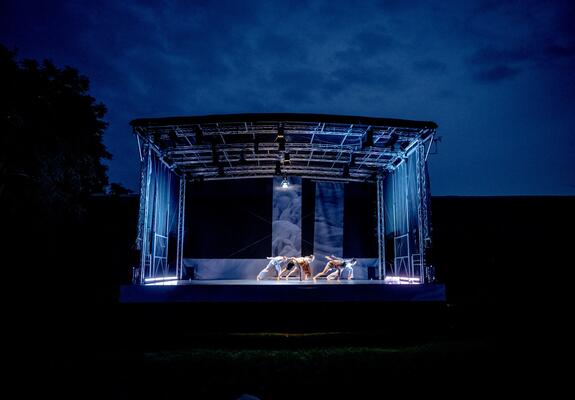 Die Tanzcollage „Gesetz des Eises“ wird am 6. und 7. September auf dem Alten Garten geführt, Foto: Peter van Heesen